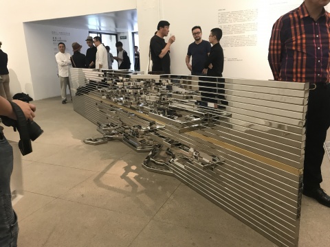 阿麗佳·柯維德（Alicja Kwade）《節(jié)拍》105x600x108cm 不銹鋼、黃銅  2017

