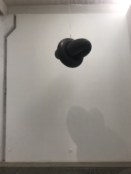 邁克爾·塞爾斯托夫（Michael Sailstorfer）《云》 80x60 x30cm 2個(gè)卡車(chē)輪胎內(nèi)胎 2002