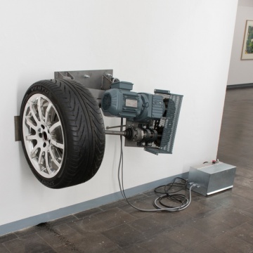 邁克爾·塞爾斯托夫（Michael Sailstorfer）《時(shí)間不是高速公路-巴塞爾》80 x 95 x 65cm 輪胎，鐵，電機(jī)，電，墻  2011
