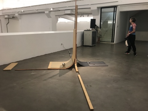 阿麗佳·柯維德（Alicja Kwade）《保守的力量吸引（2）》250x250x250cm  木材、黃銅、玻璃、鋼、銅、鋁、中密度纖維板20件  2017
