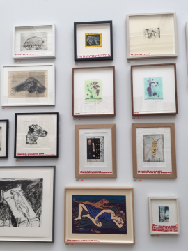 展墻上一串串代表“已銷售”的紅點

 

 

有人批評夏季展覽作品數(shù)量過于龐大，展出作品五花八門，缺乏清晰凌厲的的策展脈絡?！丢毩蟆吩u論說：“展覽上堆積的爛貨太多，以至于好貨都被帶壞了?！币恍┱褂[評論家更像怨婦一樣挑挑揀揀的抱怨擠在一起的作品，輕蔑的批評它們?nèi)绾位ハ嘞?，互相打架；相鄰的墻面如何彼此矛盾，或過于雷同。

 

