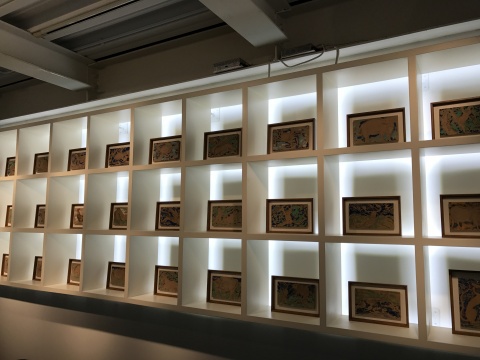 展覽現(xiàn)場，藝術(shù)家用于動(dòng)畫制作的而創(chuàng)作的泥板繪畫

