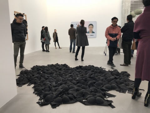 麥勒畫廊曹雨“我有水蛇腰”個(gè)展現(xiàn)場(chǎng)

