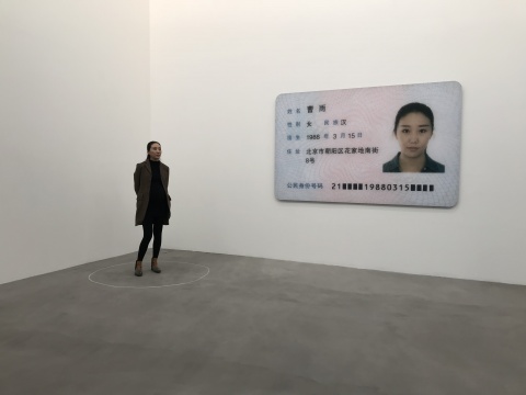《藝術(shù)家在這》行為表演 （左）《女藝術(shù)家》150 × 238 cm，3版 ＋ 1 AP c-print 2017 （右）
