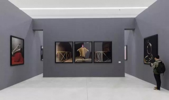 “安德烈斯·塞拉諾：一個(gè)美國(guó)人的視角”紅磚美術(shù)館展覽現(xiàn)場(chǎng)

