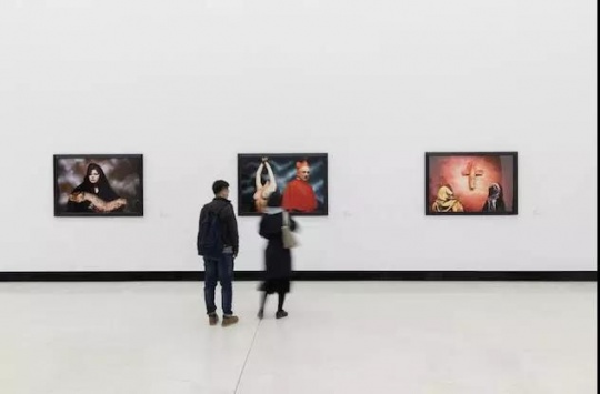 “安德烈斯·塞拉諾：一個(gè)美國(guó)人的視角”紅磚美術(shù)館展覽現(xiàn)場(chǎng)

