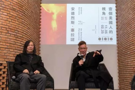 策展人閆士杰與藝術(shù)家在發(fā)布會(huì)現(xiàn)場(chǎng)
