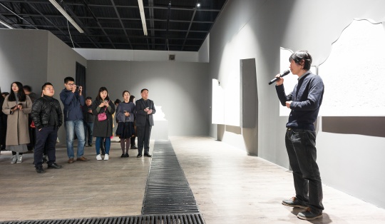 展覽現(xiàn)場 策展人董冰峰
