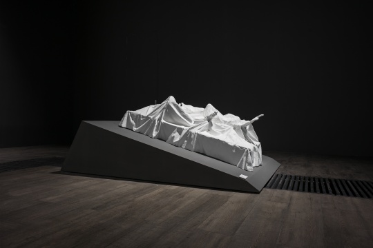 《干預(yù)的褶皺研究-情愛》 148×115×55cm 綜合材料 2014
