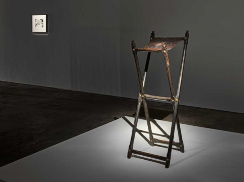 James Lee Byras的裝置 《The perfect death》被安置在展線結(jié)束
