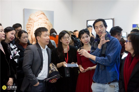 《覺·物》策展人鄶崤銘與涂思美育陳柯伊為騰訊研究院院長司曉先生導覽
《覺·物》策展人鄶崤銘與涂思美育陳柯伊為騰訊研究院院長司曉先生導覽