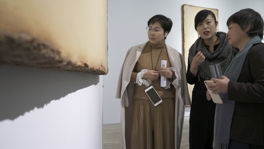 藝術(shù)家陳淑霞（右一）、美博文化執(zhí)行董事徐娟（中）與展覽嘉賓現(xiàn)場(chǎng)交流
