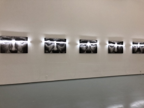 于霏霏 《關(guān)于“凝視”的研究之二》 68×100cm×5 攝影，收藏級(jí)打印于哈內(nèi)姆勒紙 燈光裝置 2017
