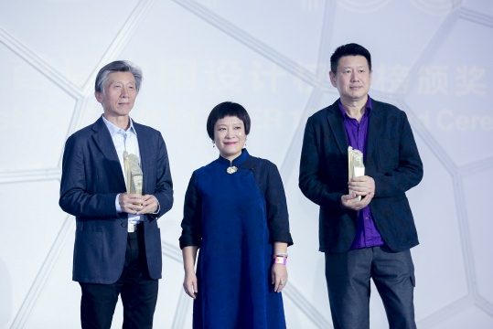 左起：中央美術(shù)學(xué)院院長(zhǎng)范迪安、藝術(shù)權(quán)力榜創(chuàng)始人、組委會(huì)主席顧維潔、第十一屆中國(guó)藝術(shù)權(quán)力榜輪值主席周春芽
