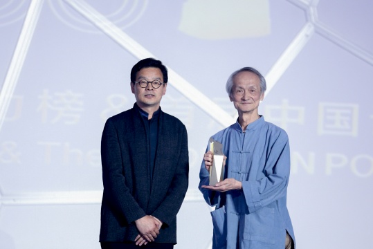 首屆中國(guó)設(shè)計(jì)權(quán)力榜學(xué)術(shù)委員會(huì)主席曾輝（左）、《漢聲》創(chuàng)辦人黃永松（右）
