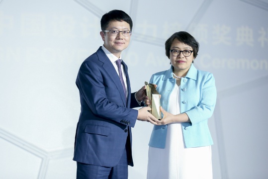 中金公司管理委員會(huì)成員  財(cái)富管理部負(fù)責(zé)人吳波（左）、中國(guó)嘉德國(guó)際拍賣(mài)有限公司董事總裁  CEO胡妍妍（右）
