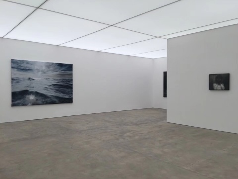 左側(cè)展廳展出劉海辰布面繪畫和銅版畫
