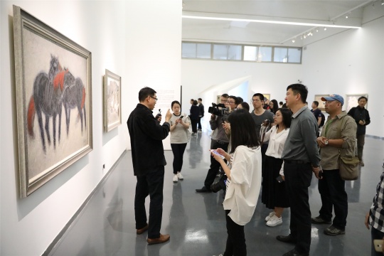 學(xué)術(shù)主王魯湘在展覽現(xiàn)場進行導(dǎo)覽
