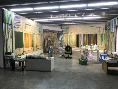 北京現(xiàn)在畫廊二層的空間，藝術(shù)家還原了自己的工作室
