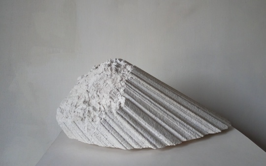 歐陽蘇龍 《一塊退休的水泥在曬太陽》52x25x25cm 水泥   2016
