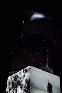 陳蕭伊《Mandala— Never Ends》，鏡面、多面體燈箱、亞克力 2017（2015年第七屆三影堂攝影獎(jiǎng)大獎(jiǎng)獲得者）
