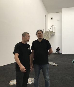 藝術(shù)家趙趙在個(gè)展現(xiàn)場(chǎng)
