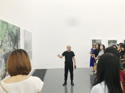 策展團(tuán)隊(duì)孑孓社成員之一戴陳連在現(xiàn)場(chǎng)做“導(dǎo)覽”
