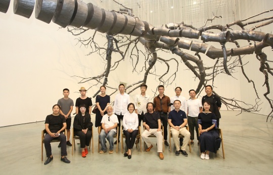 2018王式廓獎暨今日中國當(dāng)代青年藝術(shù)家提名展開幕式 嘉賓及藝術(shù)家合影
