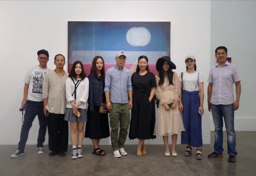 黃鶴個展《須彌》現場嘉賓合影， 黃鶴（中）、蘭空間負責人 石蘭（中右）
