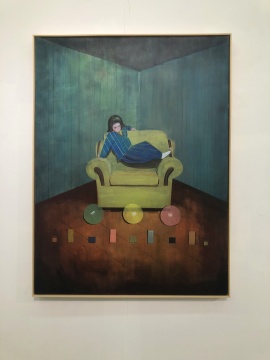 沙發(fā)上的女孩  50x60cm  木板丙烯 2018

