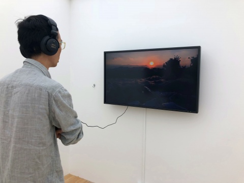 勞麗麗，《飛天潛水艇》，單頻道錄像，彩色、無(wú)對(duì)白、中英文字幕，9分40秒，2017
