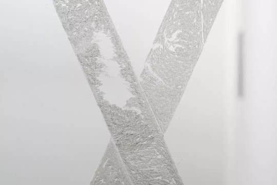 鄺鎮(zhèn)禧，《虛構(gòu)的事》，雕刻強(qiáng)化玻璃、鋁制結(jié)構(gòu)框架，尺寸可變，2017，圖片由藝術(shù)家及香港安全口畫(huà)廊提供
