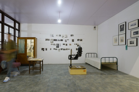 “還原”家里內(nèi)部展覽的形式
