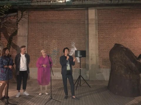 開幕式現(xiàn)場

當晚，立陶宛大使館代表為安德里烏斯的個展開幕致辭，表示感謝這次藝術(shù)交流

