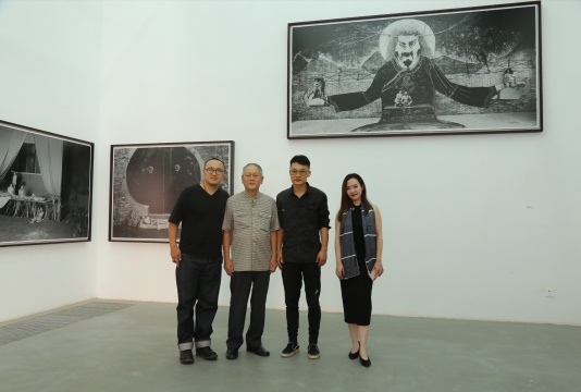 開幕現(xiàn)場合影，藝術家宗寧、馬來西亞藝術博覽會創(chuàng)辦人拿督沈哲初、策展人段君、畫廊負責人李琳