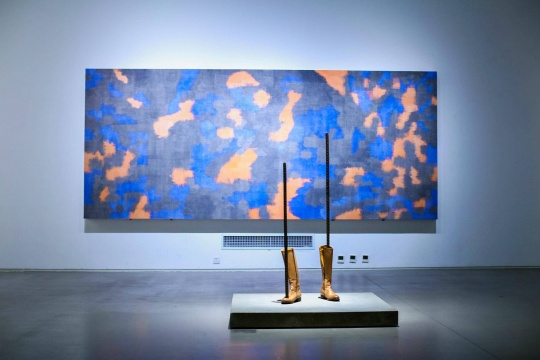 裝置作品為曹雨的《活著，沒什么好解釋的》

