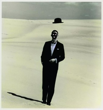 植田正治，選自《沙丘》系列，1983年
