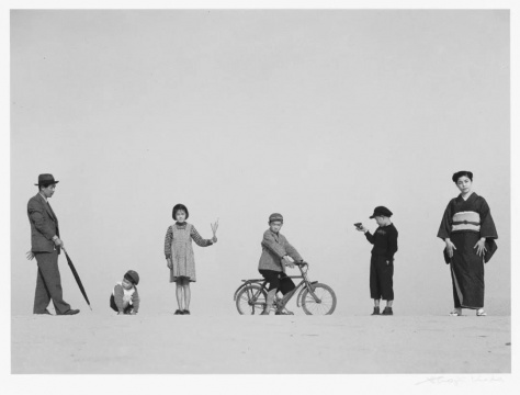 植田正治，《爸爸，媽媽和孩子們》（パパとママとコドモたち）,1949年
