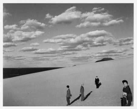 植田正治，《妻子在的沙丘風(fēng)景》，1950年
