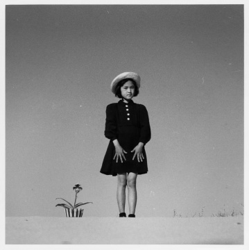 植田正治，《KaKo與花》，1949年
