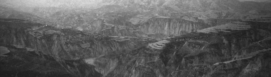 秋麥 《黃土三景 (橫 #1)》,  2009，攝影墨本、三椏皮紙，58 x 204 cm
