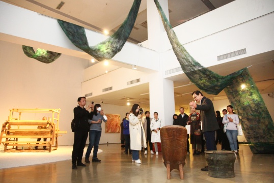 策展人曾輝在展覽現(xiàn)場(chǎng)導(dǎo)覽
