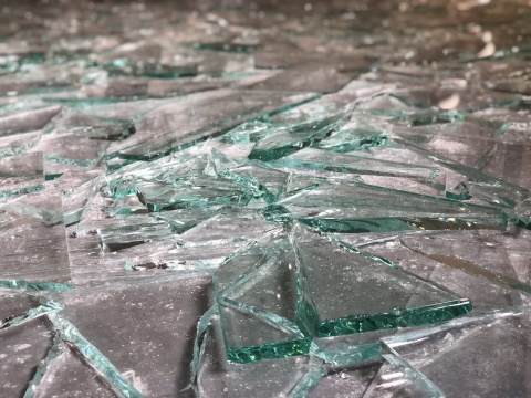 滿地的玻璃碎片來自工廠的廢舊玻璃
