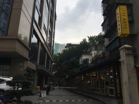 扉美術(shù)館所在的億達(dá)大廈和宋冬的“無界的墻”
