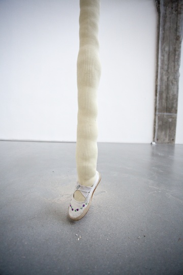 2013年，在佩斯北京個(gè)展“無(wú)處著陸”展出作品《孤獨(dú)》，這件作品是獨(dú)生子女的生活寫照。一根米黃色管狀織物條從屋頂垂下，底端套著一只童鞋，童鞋輕觸地面，空氣流動(dòng)時(shí)，“腿”來(lái)回晃動(dòng)，帶著童鞋在地板的沙面上畫線，童鞋來(lái)自女兒宋兒睿。
