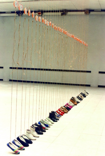 《水泥鞋》 裝置 鞋、水泥、麻繩、稱 1996（首都師范大學(xué)美術(shù)館  ）

