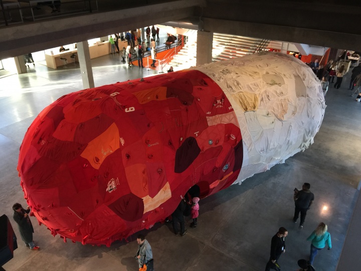 《緩釋》裝置作品 舊衣物、不銹鋼架、木頭、地毯 2016 ? 2018尹秀珍，佩斯畫廊供圖
