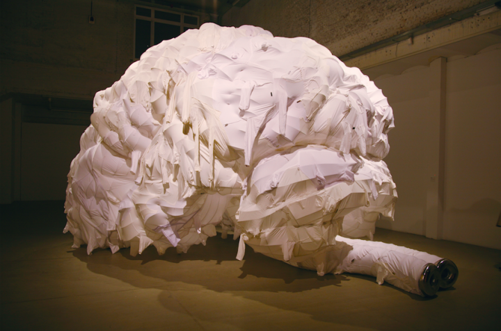 《迷幻腔》裝置作品  鋼架、舊衣服、不銹鋼 2009 ? 2018尹秀珍，佩斯畫廊供圖

