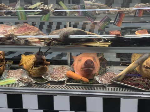 外灘美術(shù)館一樓的“肉鋪”現(xiàn)場
