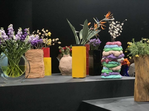 外灘美術(shù)館二樓展出的托比亞斯·雷貝格“肖像花瓶”系列
